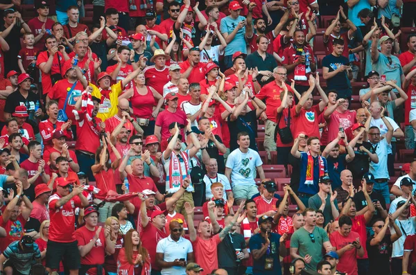 Madrid, Spanien-01 maj 2019: Liverpool fans på läktarna stöd — Stockfoto