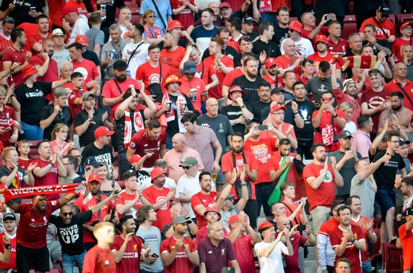 Madryt, Hiszpania-01 maj 2019: fani Liverpoolu na stoiskach wsparcia — Zdjęcie stockowe