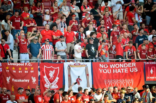 Madrid, Espanha - 01 MAIO 2019: torcedores do Liverpool nos stands de apoio — Fotografia de Stock