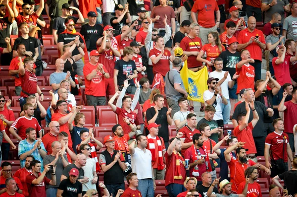 Madrid, España - 01 MAYO 2019: hinchas de Liverpool en las gradas —  Fotos de Stock