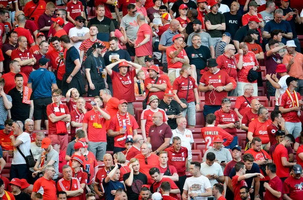 Madrid, España - 01 MAYO 2019: hinchas de Liverpool en las gradas —  Fotos de Stock