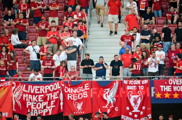 Madrid, España - 01 MAYO 2019: hinchas de Liverpool en las gradas —  Fotos de Stock