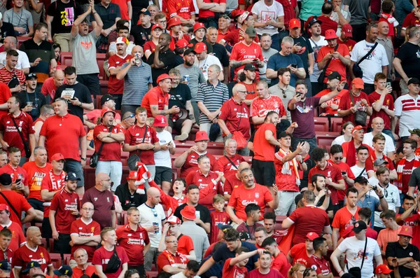 Madrid, Spanje-01 mei 2019: Liverpool fans in de stands steun — Stockfoto