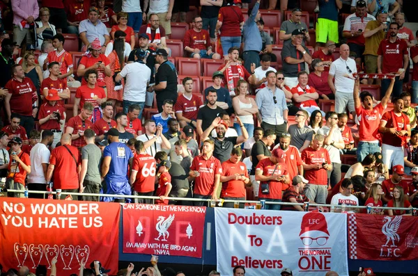 Madrid, Španělsko-01 květen 2019: milovníci Liverpoolu na tribuně — Stock fotografie