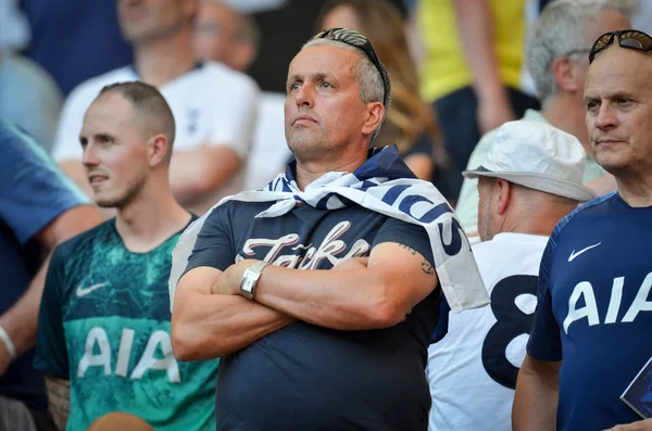 Madrid, España - 01 MAYO 2019: Aficionados al Tottenham en las gradas —  Fotos de Stock