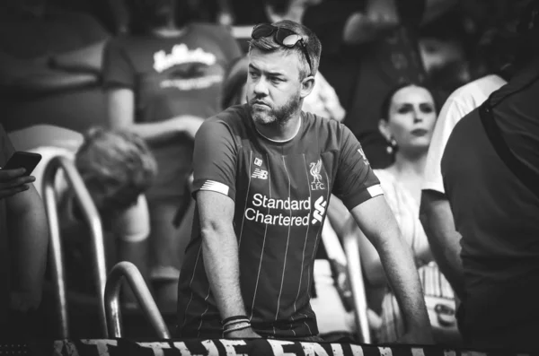 Madrid, Espanha - 01 MAIO 2019: torcedores do Liverpool nos stands de apoio — Fotografia de Stock