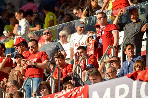 Madrid, España - 01 MAYO 2019: hinchas de Liverpool en las gradas — Foto de Stock