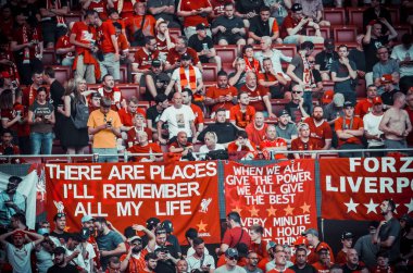 Madrid, İspanya - 01 Mayıs 2019: Liverpool taraftarları tribünde