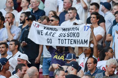 Madrid, İspanya - 01 Mayıs 2019: Tottenham taraftarları tribünde
