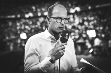 Madrid, İspanya - 01 Mayıs 2019: Mikrofonlu gazeteci konuşuyor