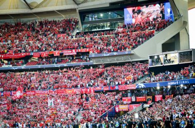 Madrid, İspanya - 01 Mayıs 2019: Liverpool ile dolu tribünler 