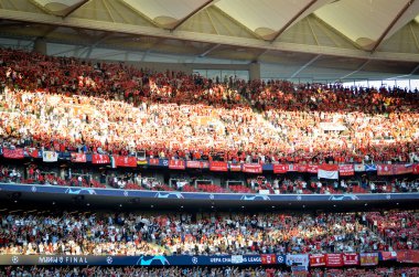 Madrid, İspanya - 01 Mayıs 2019: Liverpool ile dolu tribünler 
