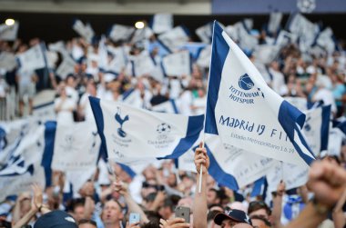 Madrid, İspanya - 01 Mayıs 2019: Tottenham taraftarları tribünde