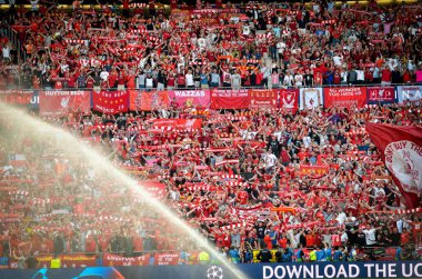 Madrid, İspanya - 01 Mayıs 2019: Liverpool taraftarları tribünde