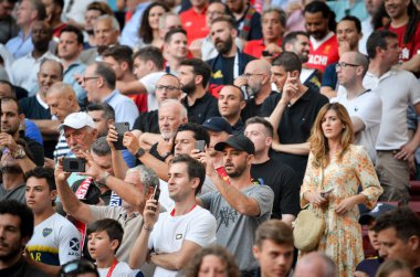 Madrid, İspanya - 01 Mayıs 2019: Liverpool taraftarları tribünde