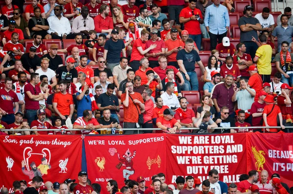 Madrid, İspanya - 01 Mayıs 2019: Liverpool taraftarları tribünde — Stok fotoğraf