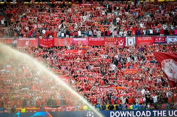 Madrid, Espagne - 01 MAI 2019 : Les fans de Liverpool sur les stands fournisseur — Photo
