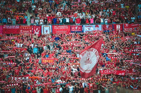 Madrid, Espanha - 01 MAIO 2019: torcedores do Liverpool nos stands de apoio — Fotografia de Stock