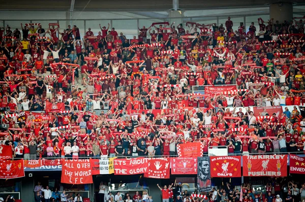 Madrid, Espagne - 01 MAI 2019 : Les fans de Liverpool sur les stands fournisseur — Photo