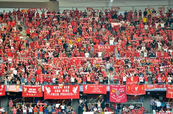 Madryt, Hiszpania-01 maj 2019: fani Liverpoolu na stoiskach wsparcia — Zdjęcie stockowe