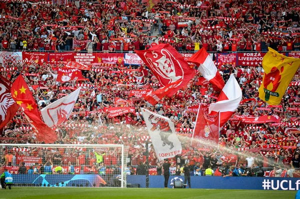 Madrid, Espagne - 01 MAI 2019 : Les fans de Liverpool sur les stands fournisseur — Photo