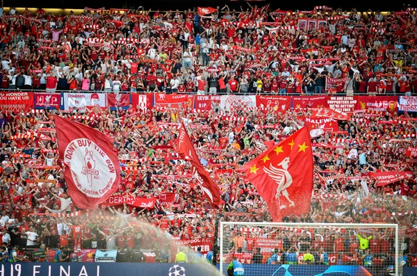 Madrid, Espagne - 01 MAI 2019 : Les fans de Liverpool sur les stands fournisseur — Photo