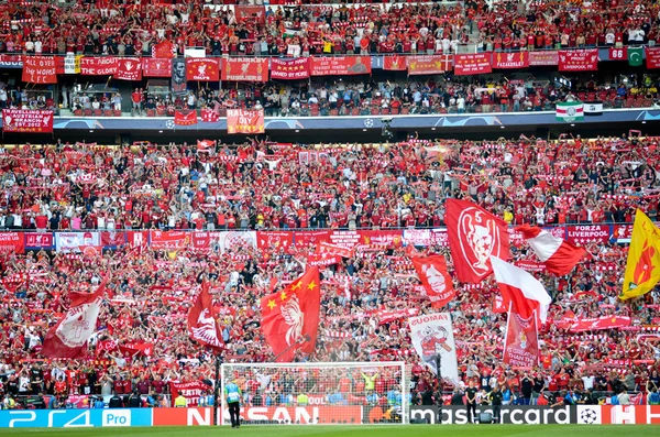 Madrid, Espagne - 01 MAI 2019 : Les fans de Liverpool sur les stands fournisseur — Photo