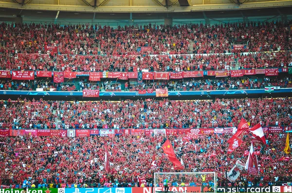 Madrid, Espanha - 01 MAIO 2019: torcedores do Liverpool nos stands de apoio — Fotografia de Stock