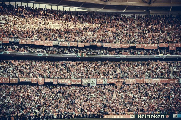 Madrid, Španělsko-01 květen 2019: milovníci Liverpoolu na tribuně — Stock fotografie