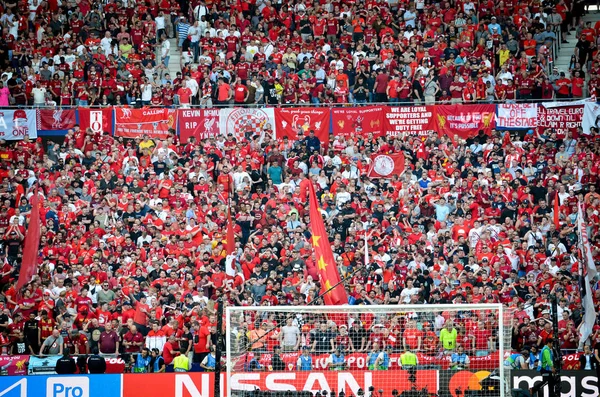 Madrid, España - 01 MAYO 2019: hinchas de Liverpool en las gradas — Foto de Stock