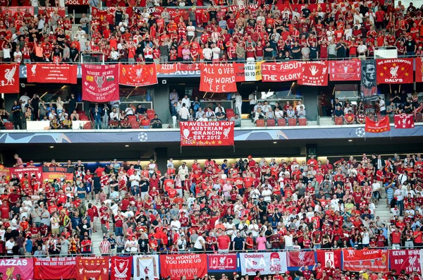 Madrid, Spain - 01 MAY 2019: Liverpool fans in the stands suppor — Stock Photo, Image