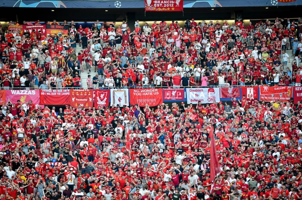 Madryt, Hiszpania-01 maj 2019: fani Liverpoolu na stoiskach wsparcia — Zdjęcie stockowe
