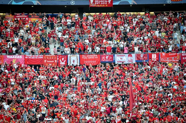 Madrid, Espagne - 01 MAI 2019 : Les fans de Liverpool sur les stands fournisseur — Photo