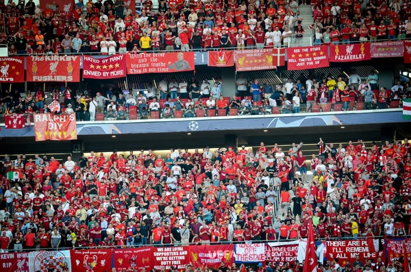 Madrid, Espagne - 01 MAI 2019 : Les fans de Liverpool sur les stands fournisseur — Photo