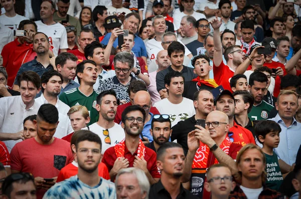Madrid, Spanyolország-01 május 2019: Liverpool szurkolók a lelátókon — Stock Fotó