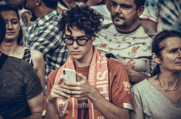 Madrid, spanien - 01 mai 2019: liverpool fans auf der tribüne unterstützen — Stockfoto