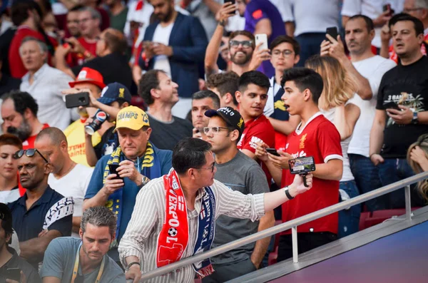 Мадрид, Испания - 01 МАЯ 2019: Ливерпульские болельщики на трибунах дополняют — стоковое фото