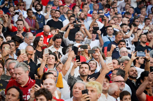 Madrid, España - 01 MAYO 2019: hinchas de Liverpool en las gradas — Foto de Stock