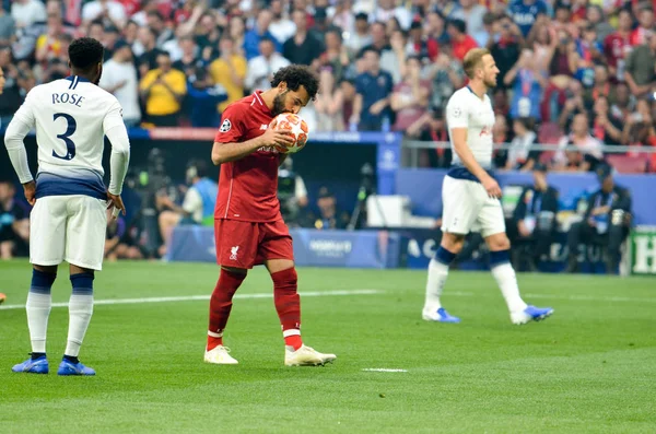 Madrid, Spanyolország-01 május 2019: Mohamed Salah végez büntetés du — Stock Fotó