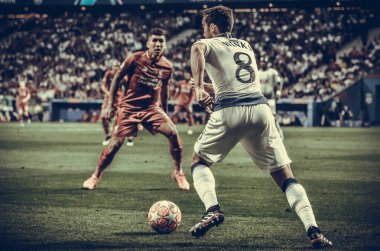 Madrid, İspanya - 01 Mayıs 2019: Harry Winks ve Roberto Firmino dur