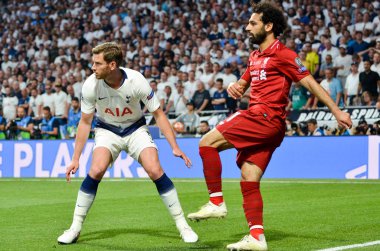 Madrid, İspanya - 01 Mayıs 2019: Mohamed Salah ve Jan Vertonghen du