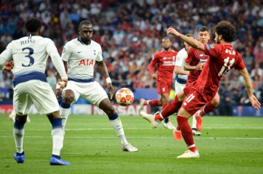 Madrid, İspanya - 01 Mayıs 2019: Danny Rose ve Mohamed Salah