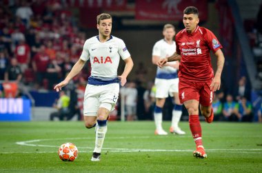 Madrid, İspanya - 01 Mayıs 2019: Harry Winks ve Roberto Firmino dur