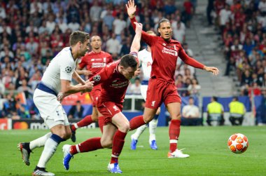 Madrid, İspanya - 01 Mayıs 2019: Harry Winks ve Andrew Robertson du