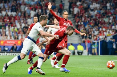 Madrid, İspanya - 01 Mayıs 2019: Harry Winks ve Andrew Robertson du