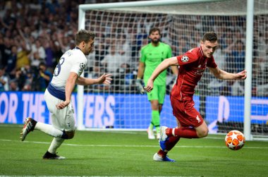 Madrid, İspanya - 01 Mayıs 2019: Harry Winks ve Andrew Robertson du
