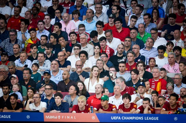 Мадрид, Испания - 01 МАЯ 2019: Болельщики на трибунах поддерживают команду — стоковое фото