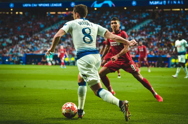 Madrid, Espagne - 01 MAI 2019 : Harry Winks et Roberto Firmino dur — Photo