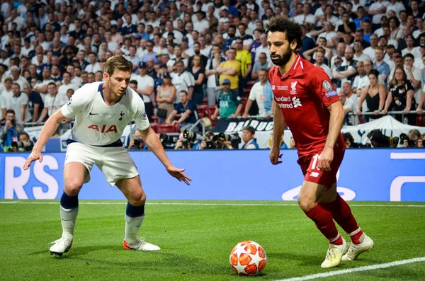 Madrid, Spanyolország-01 május 2019: Mohamed Salah és Jan Vertonghen du — Stock Fotó