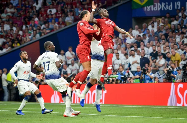 Madrid, Spanyolország-01 május 2019: Virgil van Dijk és sadio Mane rajta — Stock Fotó